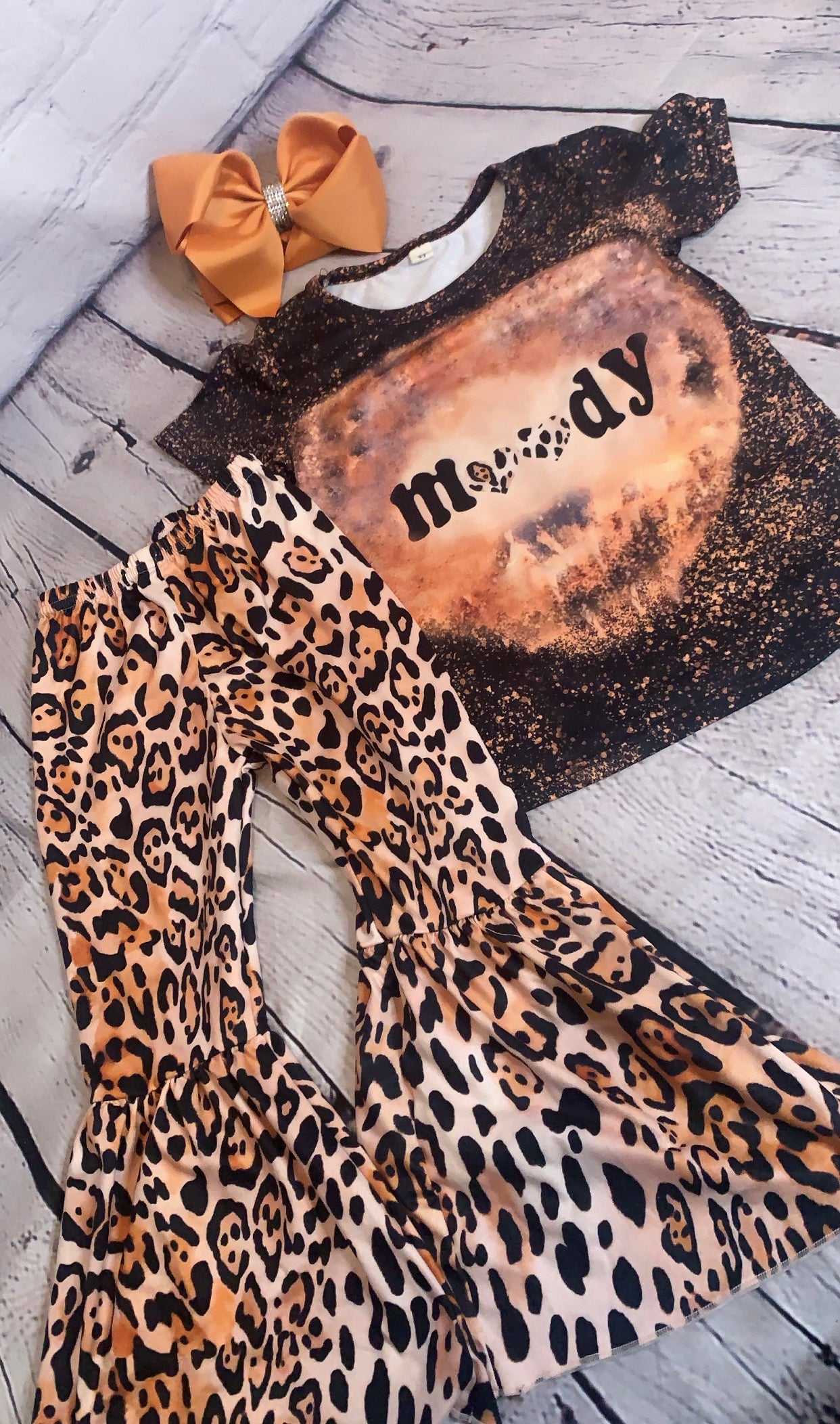 Moody Set  95% COTTON 5% SPANDEX  MOODY TIE DYE PRINTED TEE W/ ANIMAL PRINTED BELL BOTTOMS.