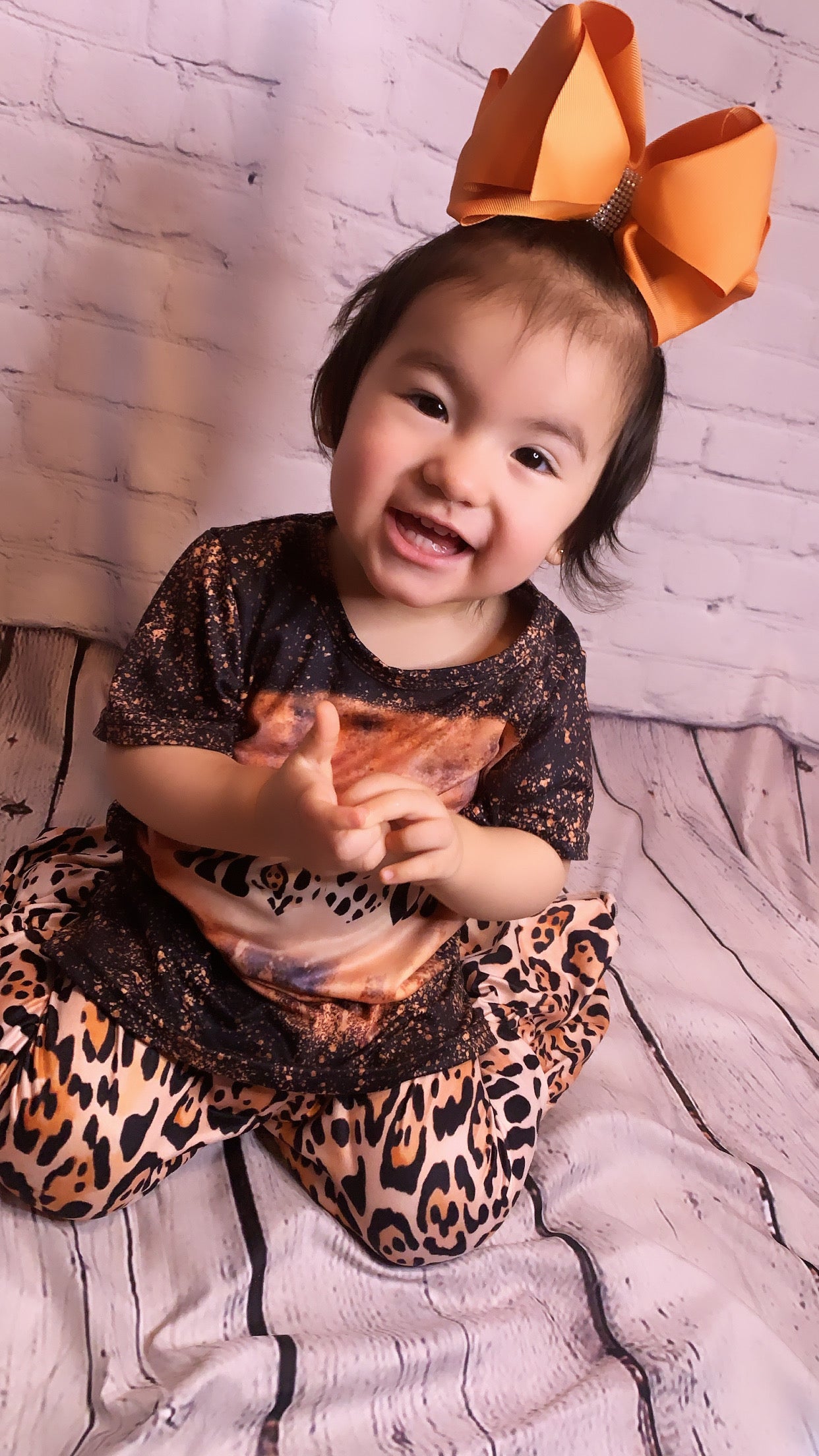 Moody Set  95% COTTON 5% SPANDEX  MOODY TIE DYE PRINTED TEE W/ ANIMAL PRINTED BELL BOTTOMS.