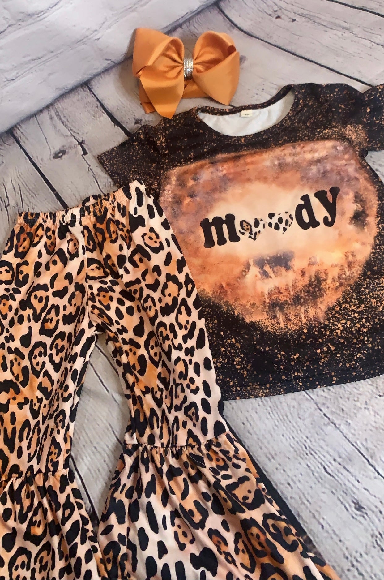 Moody Set  95% COTTON 5% SPANDEX  MOODY TIE DYE PRINTED TEE W/ ANIMAL PRINTED BELL BOTTOMS.