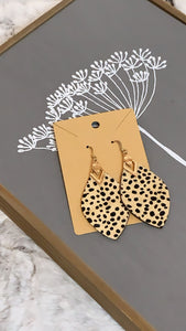 Light weight cheetah print leather earrings.*Lead & Cadmium Compliant 